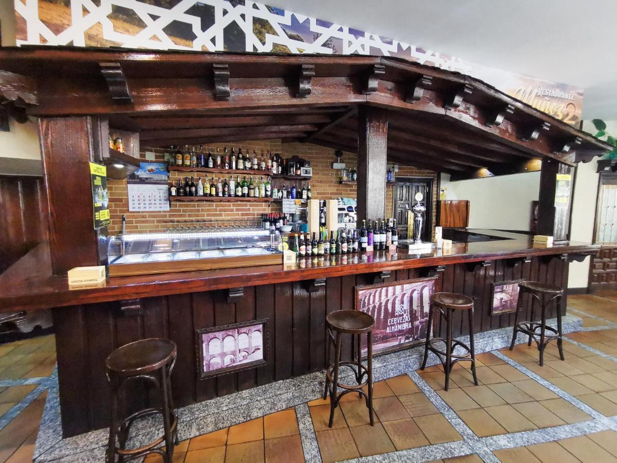 Hospedaje Bar El Gato Del Acueducto เซโกเวีย ภายนอก รูปภาพ
