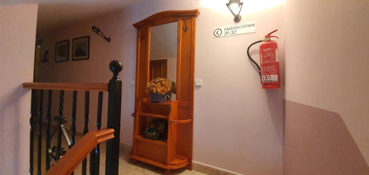 Hospedaje Bar El Gato Del Acueducto เซโกเวีย ภายนอก รูปภาพ