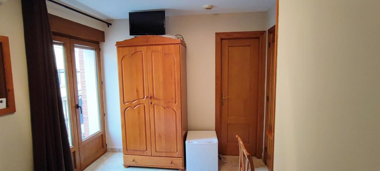 Hospedaje Bar El Gato Del Acueducto เซโกเวีย ภายนอก รูปภาพ